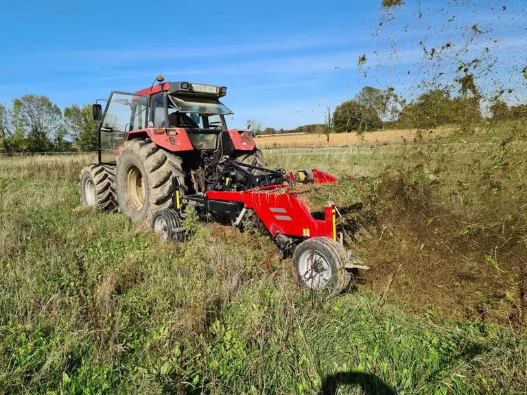 Le Kvick-Finn utilise un rotor entraîné par la prise de force et placé à l'arrière des dents, permettant un tri de la matière par gravité.  © AgroSoil