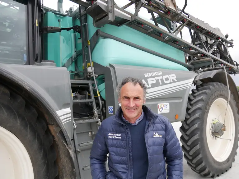 José Godineau, agriculteur à Saint-Macaire-du-Bois, test depuis 3 ans le dispositif Sniper Technologies de Berthoud. © D. Laisney