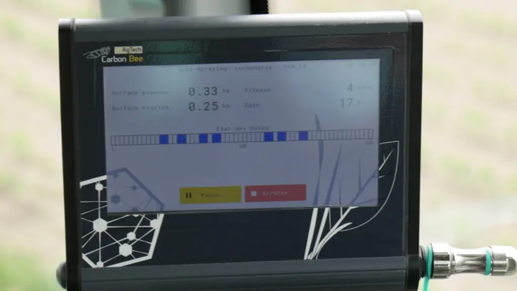 Le terminal pilotant le dispositif Sniper Technologies de Berthoud affiche au travail les buses actives. © D. Laisney
