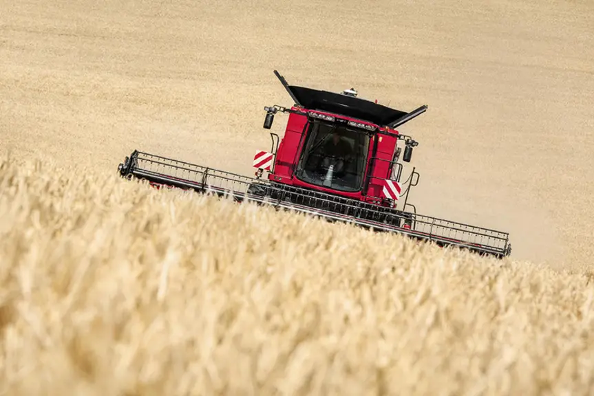 Dotée d'un pont moteur arrière et d'un caisson autonivelant, l'Axial-Flow est adaptée pour la récolte dans les pentes.  © Case IH