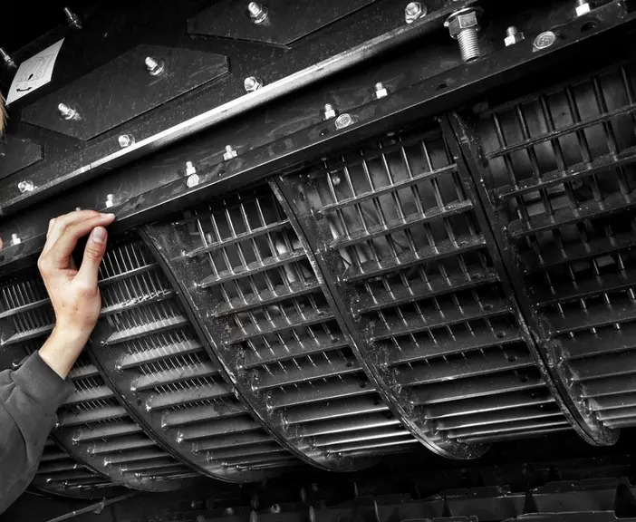 Pour optimiser la qualité de récolte, Julien Leroux et Romain Garros disposent de trois jeux de corbeilles contre-batteur. L'accessibilité et le poids