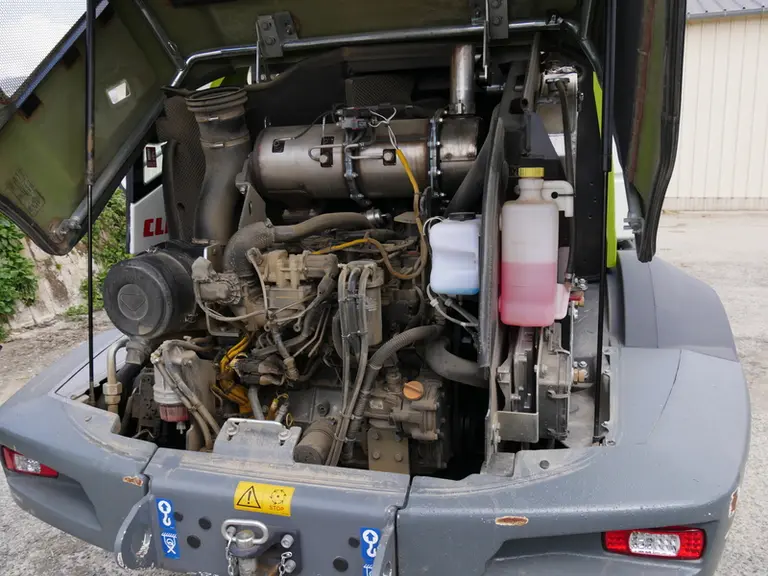 Le moteur de la chargeuse articulée Claas Torion 738 T Sinus est positionné assez bas, abaissant ainsi le centre de gravité. 