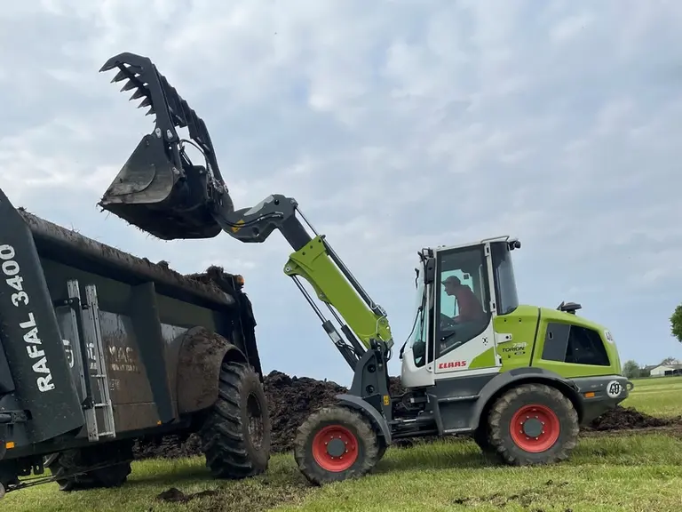 La chargeuse articulée Claas Torion 738 T Sinus lève à une hauteur maximale de 4,96 m à l'axe du godet.
