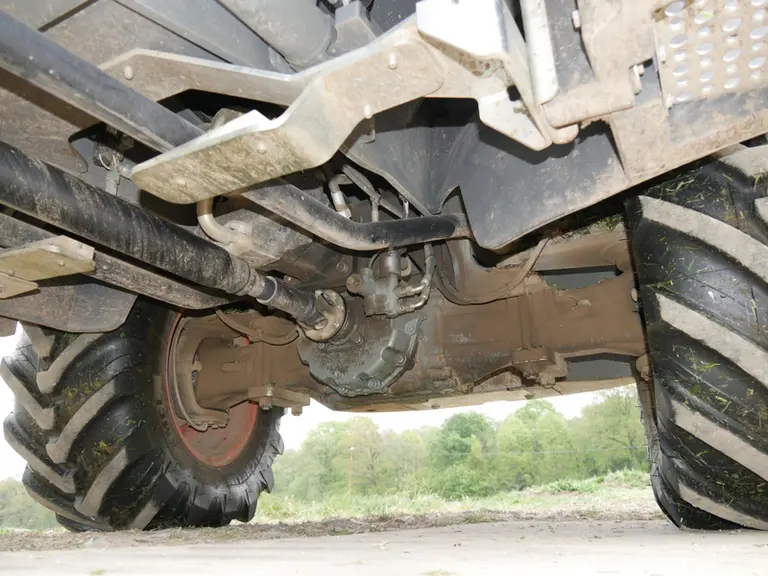 Deux bielles relient les pivots des roues arrière à l'articulation centrale de la chargeuse Claas Torion 738 T Sinus.