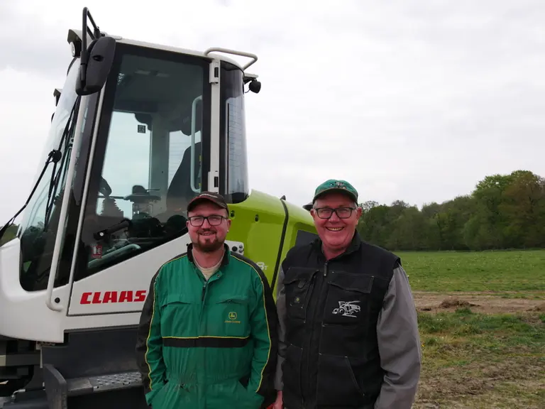 Guillaume et Joseph-François Lemesle, associés du Gaec de la Branchette à Argentré-du-Plessis (Ille-et-Vilaine), ont testé la chargeuse Claas Torion 7