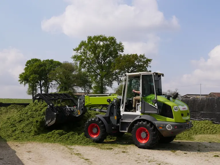 La chargeuse articulée Claas Torion 738 T Sinus est chaussée en standard avec des pneus de 400 mm de large.
