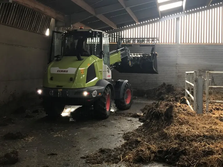 La chargeuse Claas Torion 738 T Sinus combine une articulation centrale à un essieu arrière directeur.