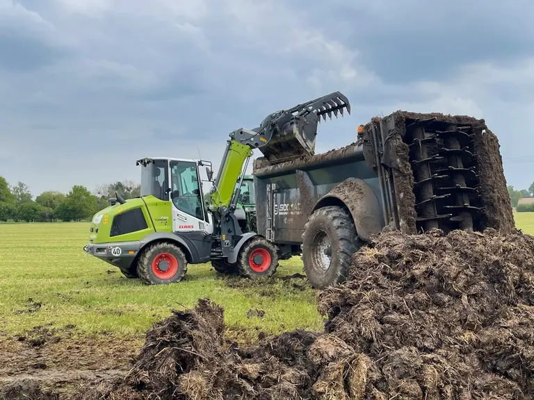 La chargeuse articulée Claas Torion 738 T Sinus affiche une charge utile maxi de 2 300 kg.
