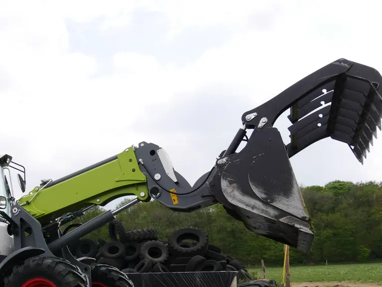 Le tablier porte-outil de la chargeuse articulée Claas Torion 738 T Sinus affiche un angle de rotation de 172 degrés.