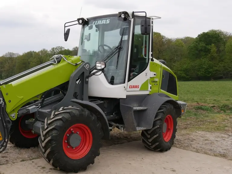 La chargeuse articulée Claas Torion 738 T Sinus dispose d'une cabine haut perchée procurant une bonne visibilité vers l'avant.