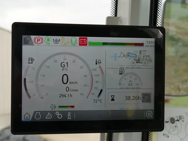 La chargeuse articulée Claas Torion 738 T Sinus est équipée d'un terminal à écran couleur et tactile regroupant l'ensemble des paramètres.