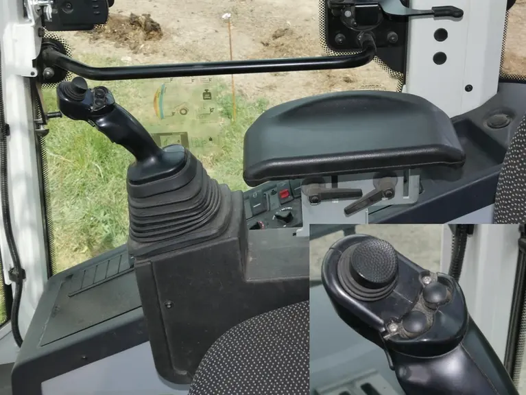 Le joystick intègre en partie supérieure un gros bouton à mouvement en croix contrôlant le télescope et la troisième fonction.