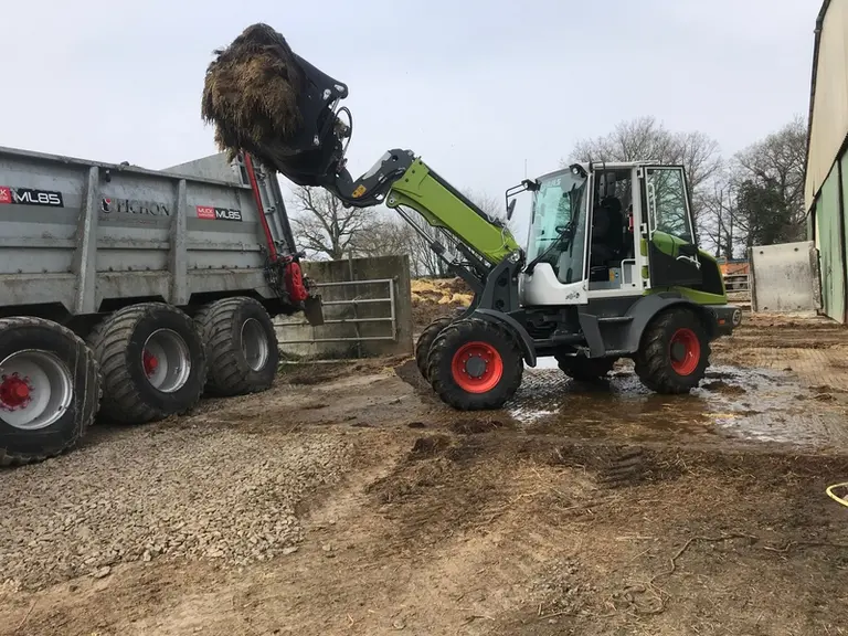 La chargeuse articulée Claas Torion 738 T Sinus est animée par un moteur quatre cylindres Yanmar de 73 chevaux.