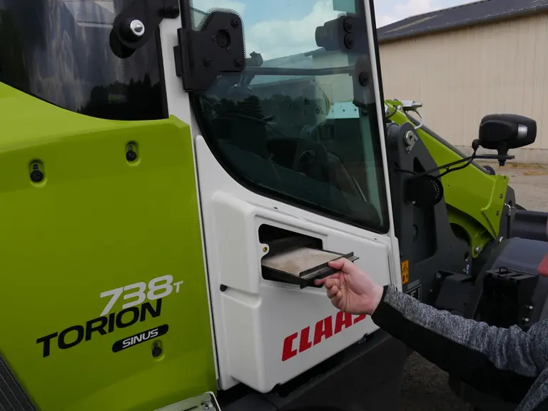 Le filtre d’habitacle de la chargeuse Claas Torion 738 T Sinus se dépose depuis le sol côté droit.