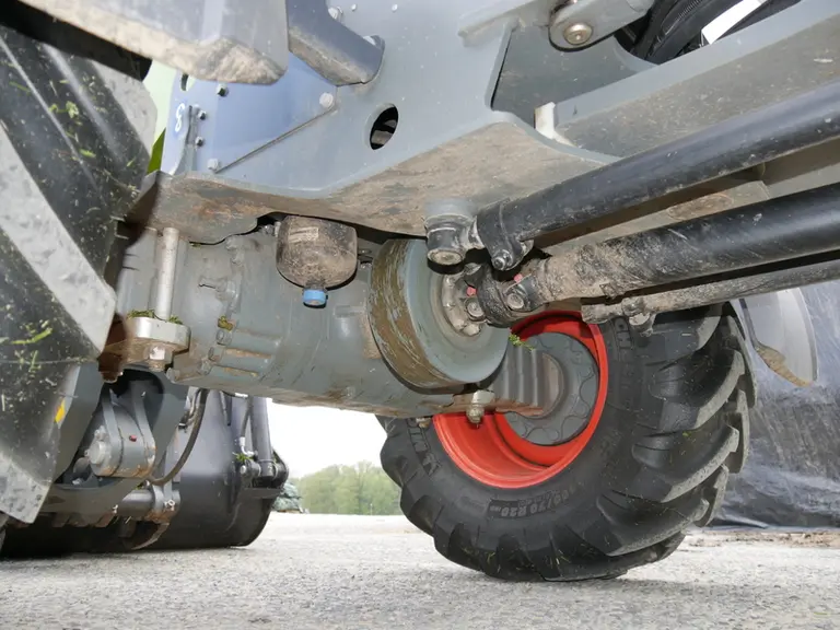 L’arbre de transmission de la chargeuse Claas Torion 738 T Sinus ne dispose pas de graisseur.