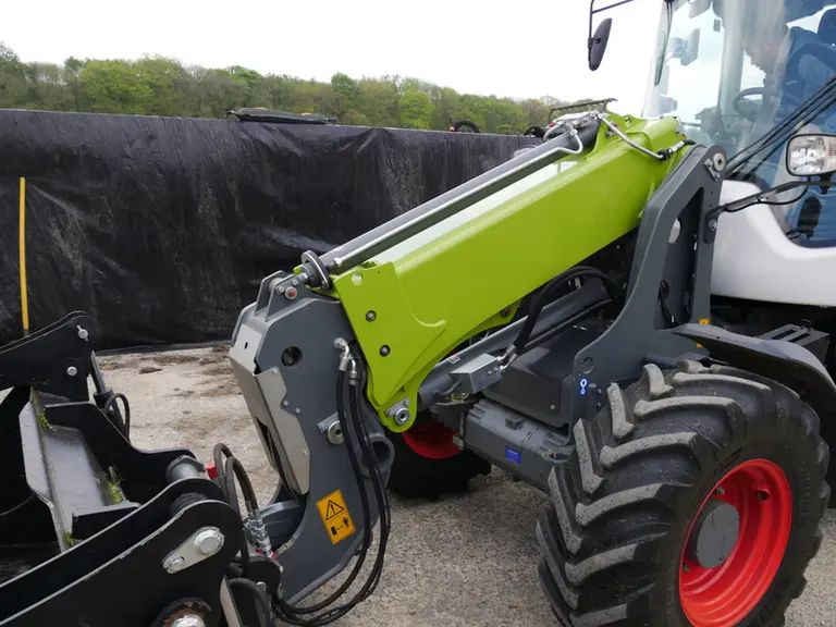 Le vérin de télescopage prend place au-dessus du bras de la chargeuse Claas Torion 738 T Sinus.