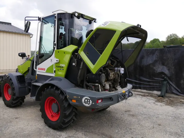 L’ouverture du capot moteur de la chargeuse Claas Torion 738 T Sinus est assistée par deux vérins oléopneumatiques.