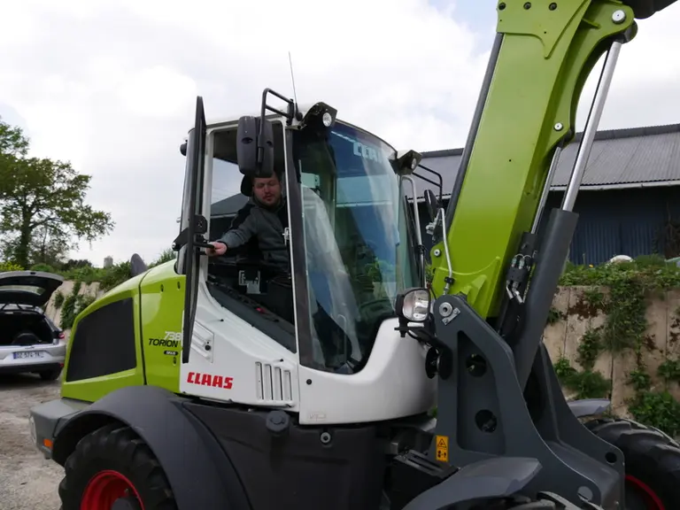 La chargeuse articulée Claas Torion 738 T Sinus ne dispose pas de porte à droite.
