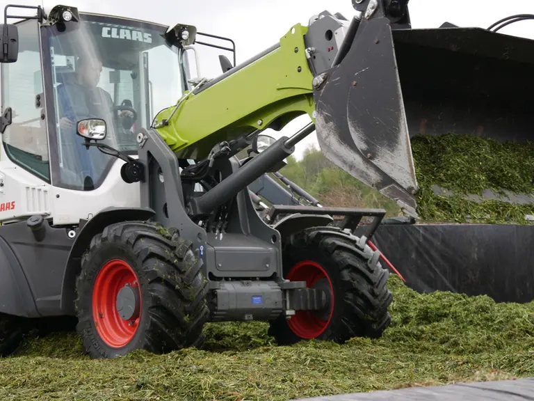 La chargeuse articulée Claas Torion 738 T Sinus reçoit un pont avant à différentiel verrouillable électrohydrauliquement depuis un bouton sur le joyst