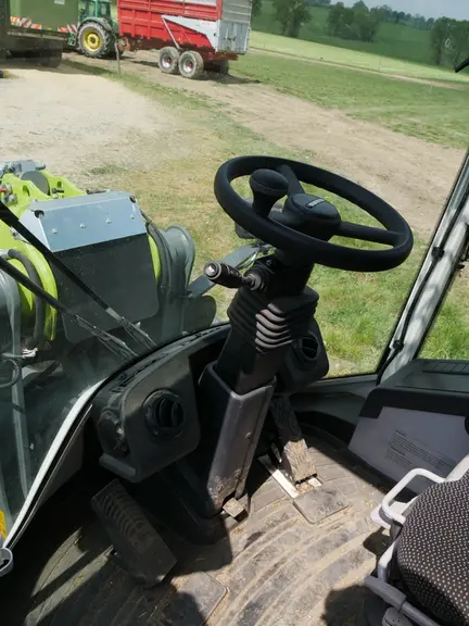 Le volant de la chargeuse articulée Claas Torion 738 T Sinus s’ajuste en hauteur et en inclinaison.