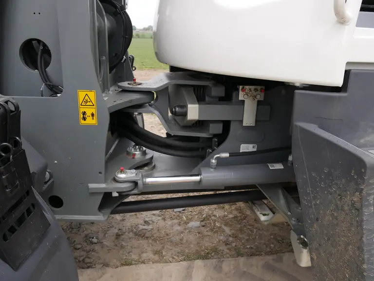 L’articulation centrale de la chargeuse articulée Claas Torion 738 T Sinus oscille sur un angle de 30 degrés.