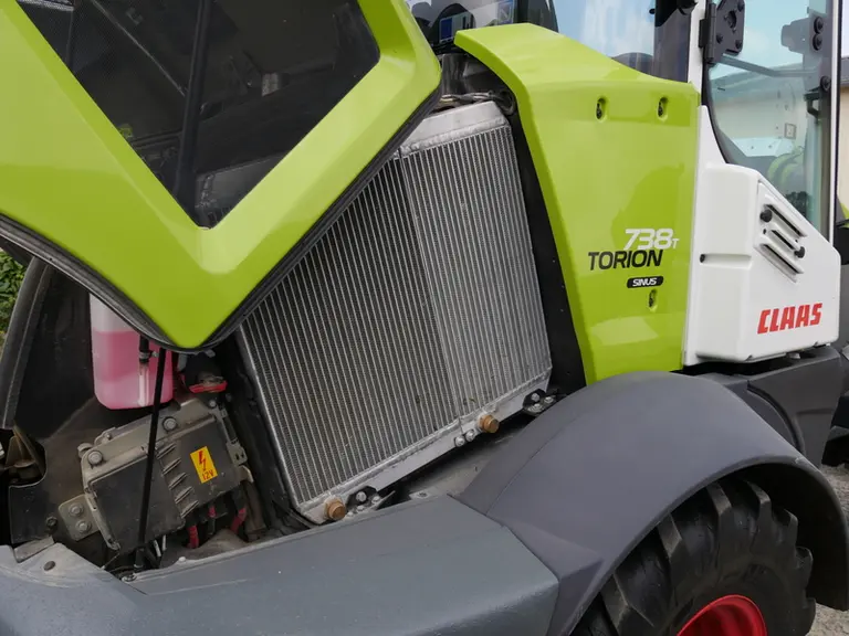 Les radiateurs de la chargeuse articulée Claas Torion 738 T Sinus sont facilement accessible depuis le côté droit.