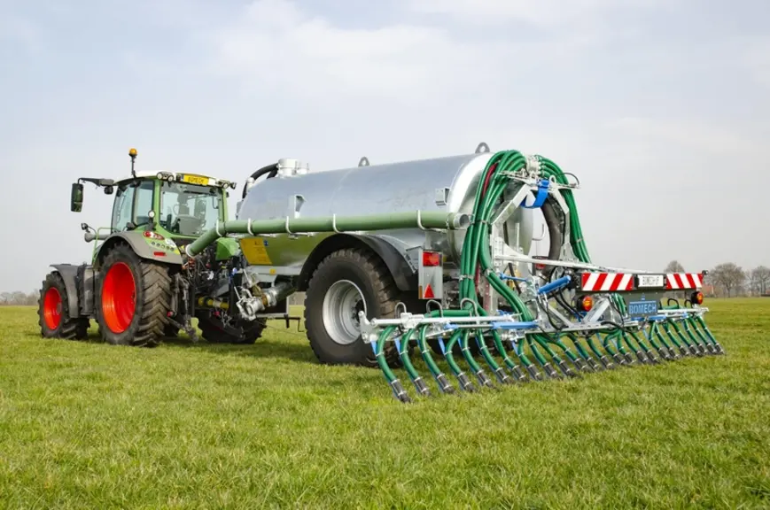 L'injecteur à lisier à patins UP de Bomech est disponible en quatre largeurs allant de 6 à 10,5 mètres. © Bomech