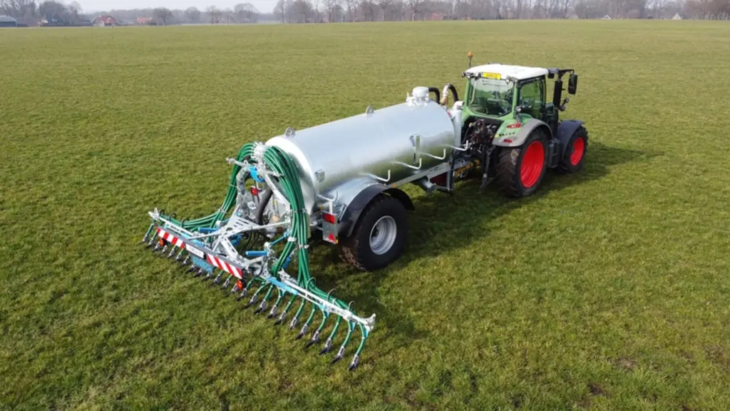 L'injecteur à lisier à patins UP de Bomech est particulièrement compact, afin de ne pas trop modifier l'équilibre de la tonne à lisier. © Bomech