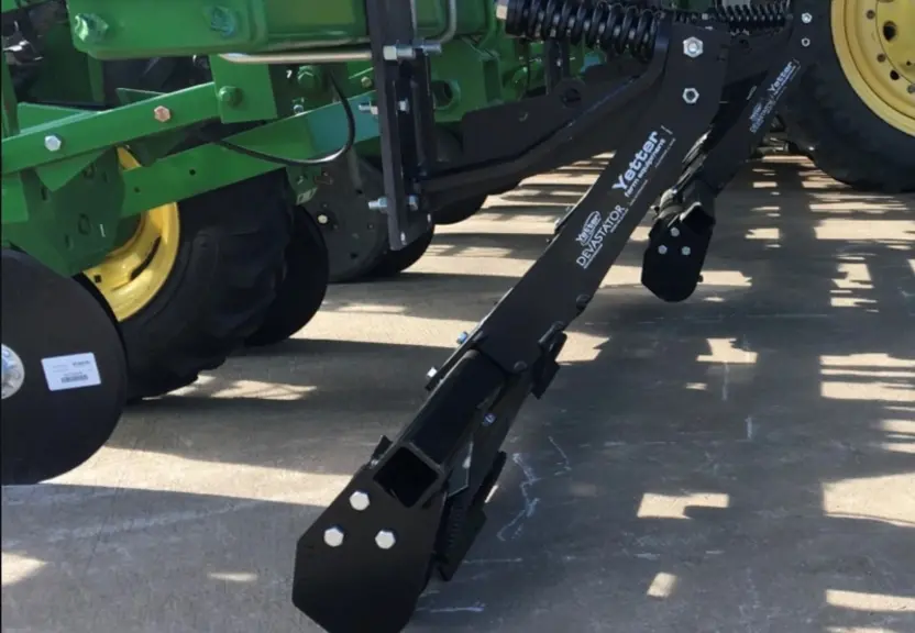 Le rouleau mulcheur Devastator de Yetter s'adapte aussi sur des semoirs de semis direct © Yetter