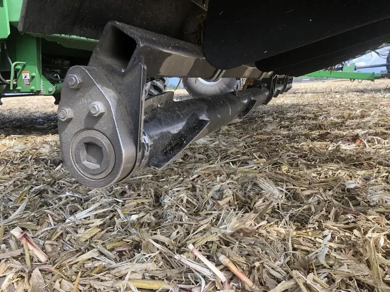 Le rouleau mulcheur Devastator de Yetter est doté de rouleau sans entretien © Yetter
