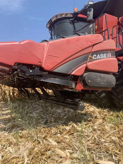 Le rouleau mulcheur Devastator de Yetter est doté de ressorts permettant d'ajuster le pression au sol. © Yetter