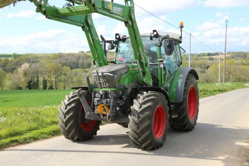 Le tracteur Fendt 211 Vario profite d'une puissance maxi de 124 ch grâce à un boost de 10 ch.