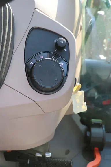 Le pilotage du tableau de bord s'effectue depuis une commande  pratique mais un peu éloignée du chauffeur.