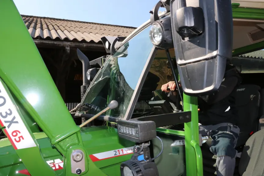 Le tracteur Fendt 211 Vario est doté d'un pare-brise ouvrant.