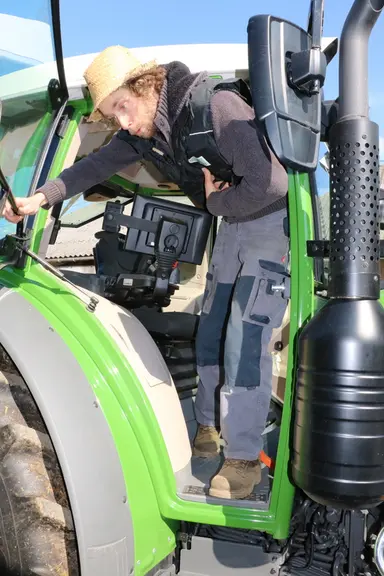 Le tracteur Fendt 211 Vario offre la possibilité d'accéder à la cabine par la porte de droite malgré la présence de l'accoudoir et du terminal.