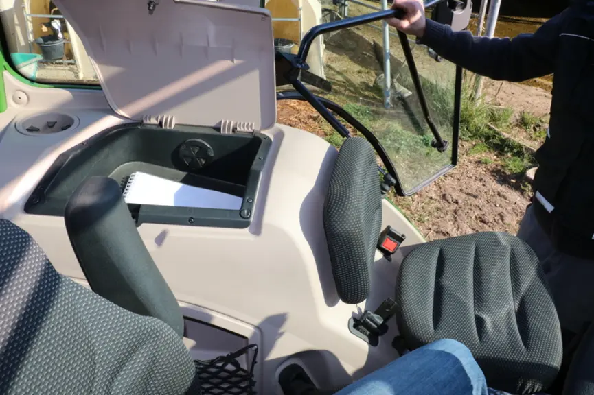 La cabine du tracteur Fendt 211 Vario est bien fournie en rangement et le passager dispose d'un siège confortable.