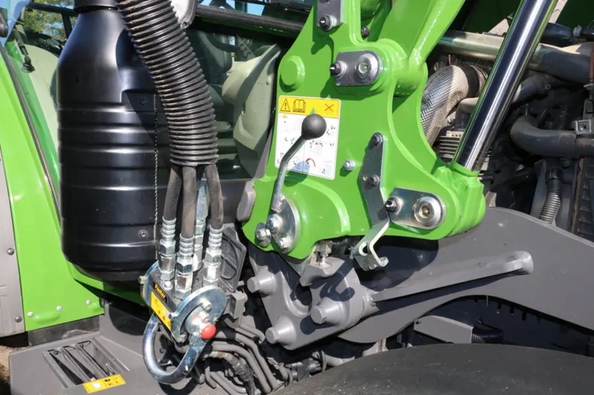 Le chargeur frontal du tracteur Fendt 211 Vario est facile à atteler.