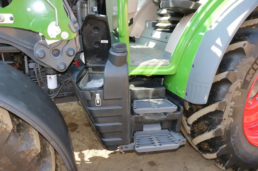 Le tracteur Fendt 211 Vario offre un accès aisé à la cabine. La caisse à outil intégrée au réservoir est spacieuse.