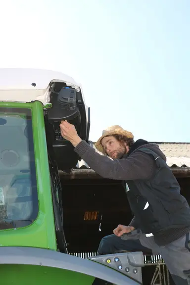 Le filtre d'habitacle du tracteur Fendt 211 Vario est accessible à l'arrière du toit.