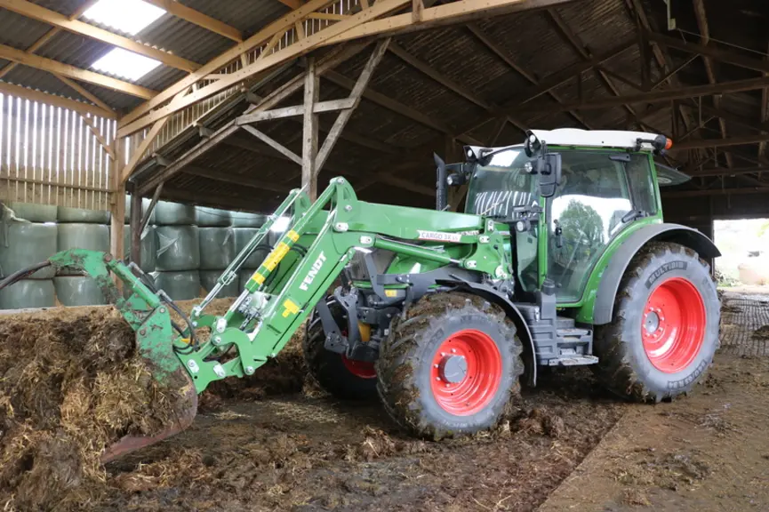 Le tracteur Fendt 211 Vario est bien équilibré et sa transmission Vario permet une poussée progressive.