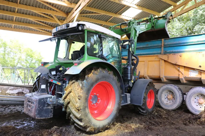 Le tracteur Fendt 211 Vario profite d'un circuit hydraulique load sensing.