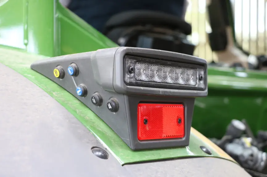 Le tracteur Fendt 211 Vario reçoit des commandes complètes sur les ailes, mais qui sont un peu petites pour les manipuler à l'aveugle.