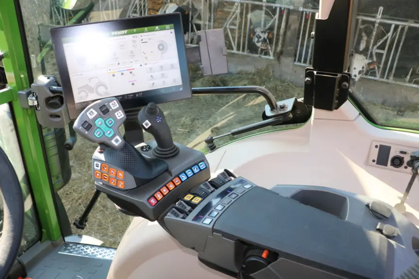 Le tracteur Fendt 211 Vario en finition Profi+ est doté de série du terminal 12 pouces.