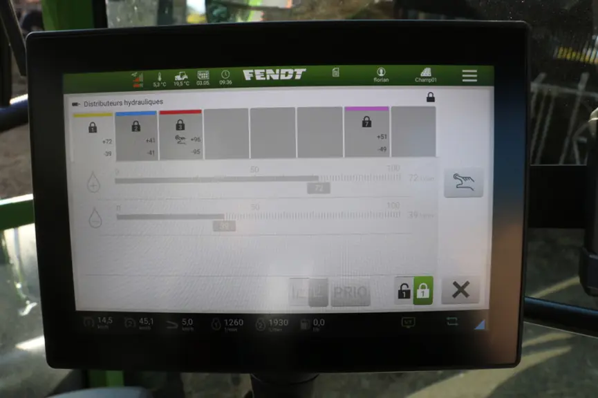 Le tracteur Fendt 211 Vario profite d'un réglage très précis des distributeurs électrohydrauliques.