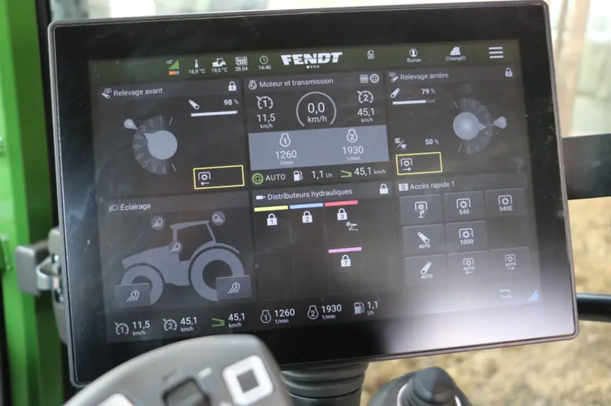 Le terminal du tracteur Fendt 211 Vario avec l'affichage en mode nuit.