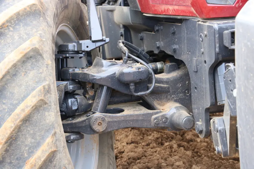 Essai du tracteur McCormick X7.624 VT-Drive : suspension indépendante du pont avant