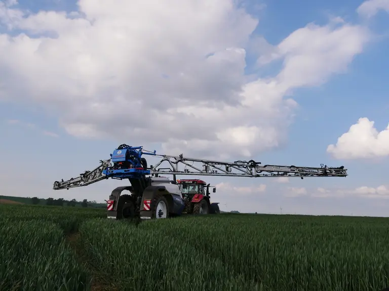 D'une largeur de 38 mètres, la rampe en aluminium du pulvérisateur Meteor R-Activ compte trois bras.