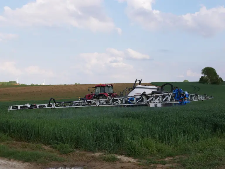La rampe du pulvérisateur Meteor R-Activ est dotée du système de gestion de la hauteur AutoTerrain à trois capteurs à ultrasons. 