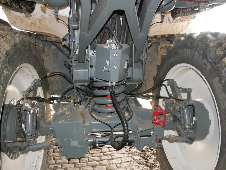Le pulvérisateur Meteor R-Activ dispose d'une suspension d'essieu à ressort central affichant un débattement de 170 mm.