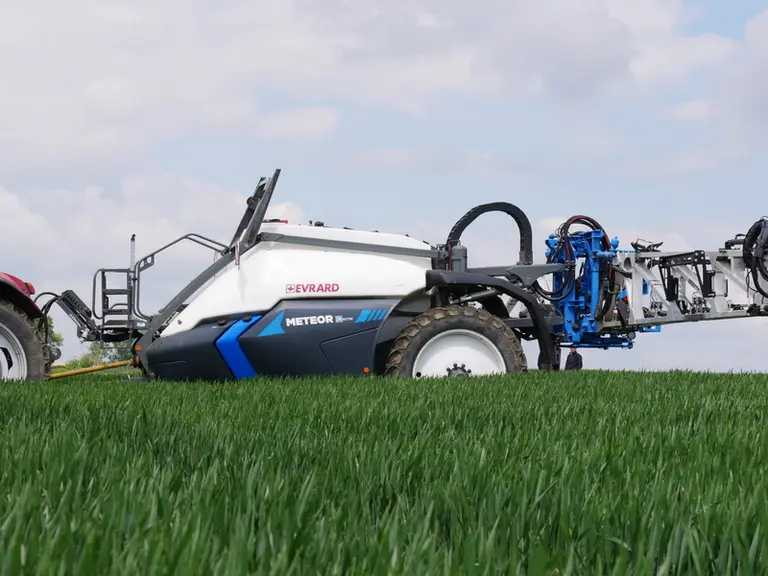 Le pulvérisateur traîné Evrard Meteor R-Activ a été testé par Marc Savary sur 120 hectares en application de fongicides sur blé.
